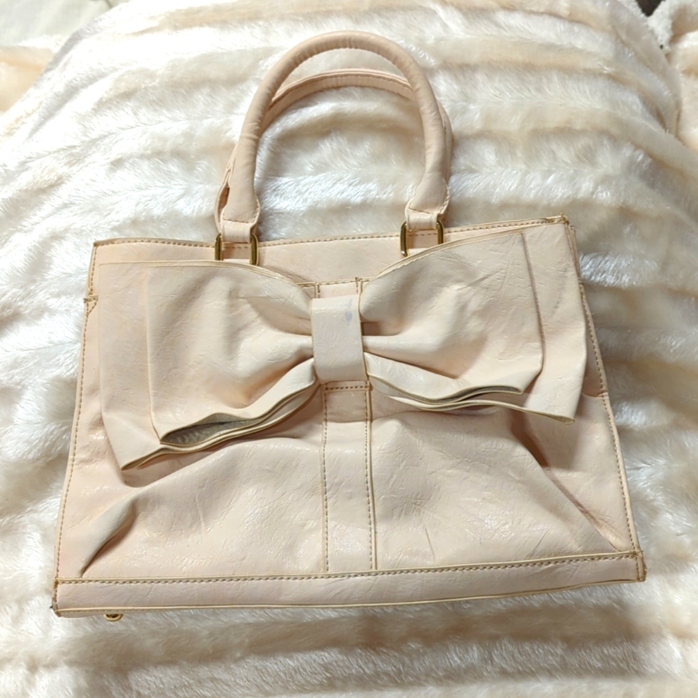 Adorable Bow Bag!